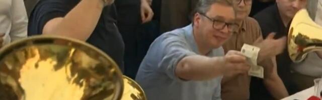 Neprijatan rastanak od 2.000 dinara: Kad se Vučić proveseli uz trubače (VIDEO)