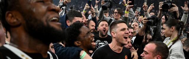 Crno-belo ludilo u Areni: Evo kako su igrači i navijači Partizana proslavili pobedu u derbiju /VIDEO/