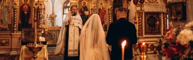 Svađa u kući zbog starog kumstva: Mladenci hteli najbolje prijatelje za kumove, roditelji umešali prste (ANKETA)