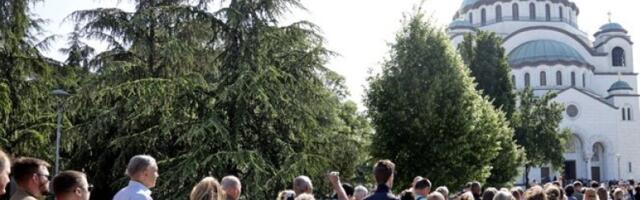 Blokaderi izazivali incidente kod Hrama? Zborašica sa Vračara gađala vernike flašom