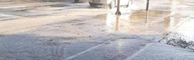 HAVARIJA U OVOM DELU BEOGRADA: Pukla cev, voda šiklja na sve strane - ulice se pretvorile u reku (VIDEO)