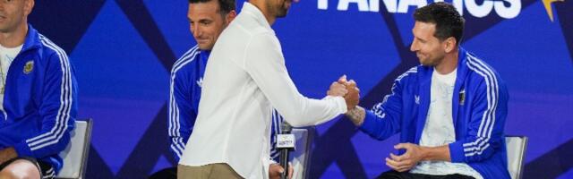Najbolji uz najbolje: Đoković prati finale Svetskog prvenstva sa tribina (VIDEO)