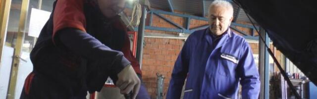 ZA PRIMER! Nikola (14) iz Obrenovca najmlađi je auto-mehaničar u Srbiji OD MALIH NOGU DOBRO ZARAĐUJE