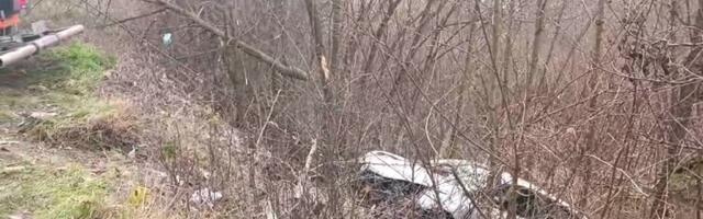 Возач „реноа” изгубио контролу и слетео низ литицу, зауставио се на пар метара од реке Лим