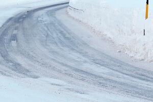 Снег паралисао делове Хрватске, више од 100 возила заглављено у сметовима