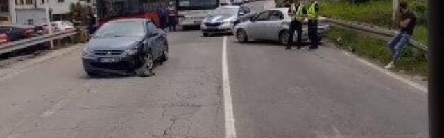 KARAMBOL NA IBARSKOJ MAGISTRALI! Sudar dva automobila, kilometarske kolone u oba pravca (VIDEO)