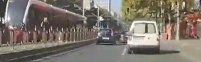 Trenutak sudara u centru BG: Auto se prevrnuo (VIDEO)