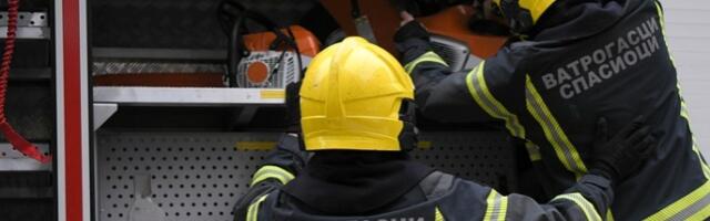 Planuo krov: Vatrogasci gase kuću na Zrenjaninskom putu