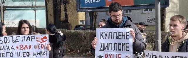 Kragujevčani 19. dan zaredom na 15 minuta blokirali raskrsnicu kod  Uzora , počast žrtvama novosadske tragedije odata i u UKC-u (FOTO)