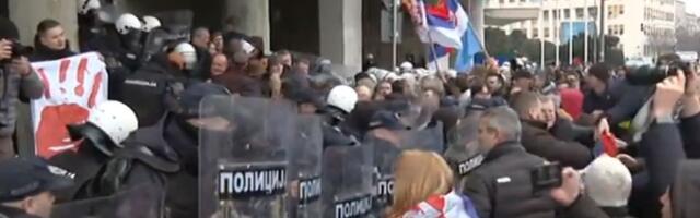 Incident ispred Skupštine Novog Sada: Okupljeni zasuli jajima policiju (FOTO)