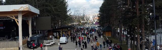 Prolećno vreme na Zlatiboru, skijanje na plus 16 stepeni (VIDEO)