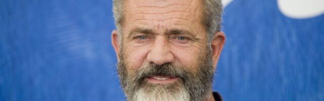 Mel Gibson U POSETI HILANDARU: Slavni glumac se slikao sa monasima (FOTO)