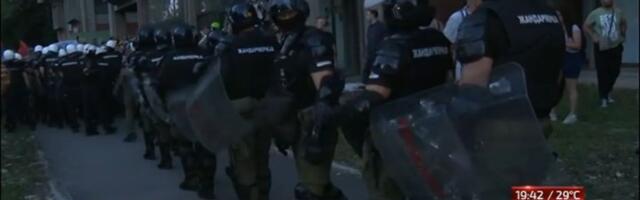 Protest ispred Filozofskog fakulteta u Novom Sadu: Studenti isporučili zahteve dekanu