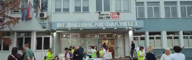 Skup ispred Medicinskog zbog policijske brutalnosti: Dok mi previjamo, vi prebijate