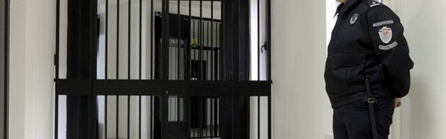 Šok u zatvoru: Trans zatvorenik drži "opasnog momka" u šaci!