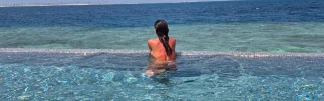 SONJA VUKSANOVIĆ PROVOCIRA U TOPLESU SA MALDIVA: Pozirala gola u bazenu, a onda uživala u kadi sa laticama ruža (FOTO)