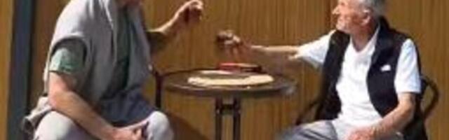 DEKA MIROSLAV ŽIVEO ISPOD ZEMLJE, BEZ STRUJE I VODE: Sada ima novu kuću, humanitarac Marko opet učinio čudo (VIDEO)