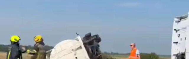 STRAVIČAN SUDAR NA AUTO-PUTU! Cisterna se prevrnula i potpuno blokirala saobraćaj, formiraju se kilometarske kolone! SVE STOJI na A3 u Hrvatskoj (VIDEO)