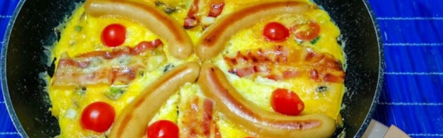 Gurmanski doručak: Ukusan omlet sa viršlama, slaninom i kačkavaljem (RECEPT)