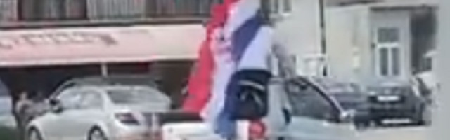 Barjaktar u Hercegovini se zaneo tokom veselja! Kola su naišla na krivinu, a on je završio na asfaltu (VIDEO)