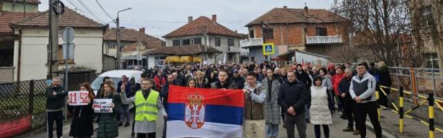 "Svi smo pod nekom nadstrešnicom": Veliki broj ljudi na protestu u Vrčinu (FOTO/VIDEO)