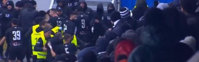 Totalni haos: Navijači prebili delegata (VIDEO)