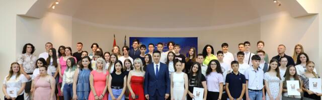 Najbolji niški osnovci i srednjoškolci dobili priznanja grada
