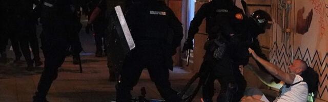 Da li su ovo batinaši ili pripadnici MUP: Kod Pravnog fakulteta policajac obara biciklistu, pa ga tuče dok je na zemlji (VIDEO)