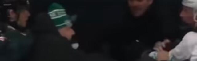 Makljaža kakvu samo hokej može da priredi! Tukli se čak i treneri, meč momentalno prekinut /VIDEO/