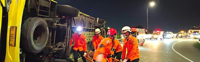 PUTNIČKI AUTOBUS UDARIO U BETONSKU OGRADU, NAJMANJE 16 MRTVIH! Stravična nesreća na glavnom indonežanskom ostrvu Javi (FOTO, VIDEO)