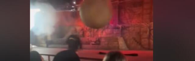 Повређен радник Дизниленда: спасио публику од 180 килограма тешке сценографије