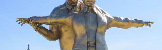 VIDEO: Statua Trampa i Epstina kao u sceni iz "Titanika" postavljena u Vašingtonu