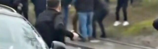 Narko protuva iz Bajine Bašte izvadio pištolj: Finansijer opozicije napravio haos ispred prostorija SNS (VIDEO)