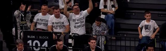 Navijači u majicama u čast Duška Vujoševića prate meč u Istanbulu
