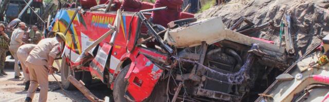 KRCAT AUTOBUS SURVAO SE NIZ PADINU NA HIMALAJIMA! Poginula najmanje 21 osoba, strašna tragedija u Indiji (FOTO/VIDEO)