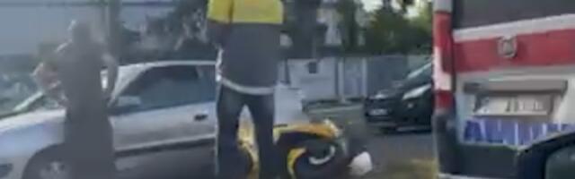 Udes kod Tošinog bunara: Oboren motociklista, Hitna pomoć na licu mesta (VIDEO)