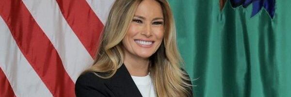 Melanija mami poglede: Zategnute noge u prvom planu - Prva dama nikad lepša (FOTO)
