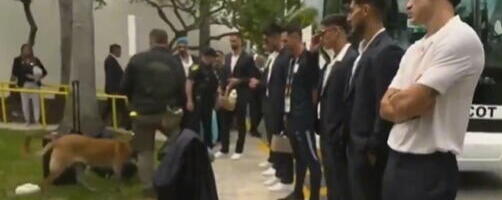 DRAMA PRED MEČ - POLICIJSKI PSI NJUŠKALI TORBE REPREZENTATIVACA! Svet bruji o reakciji zvezde Junajteda! (VIDEO)
