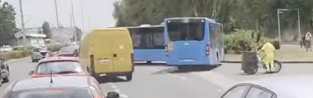 “Prepolovio se” autobus broj 109: Bizarni snimak se širi mrežama, evo šta se zapravo desilo