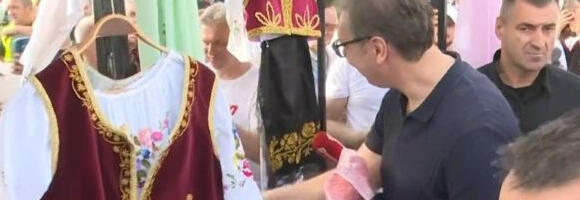 Мачва дочекала Вучића, хиљаде грађана, српске заставе на улицама