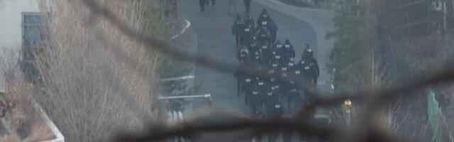 JUN SUK JEOLA HAPSILO 3.200 POLICAJACA: Snege reda merdevinama pokušavale da pređu barijere, došlo do sukoba sa obezbeđenjem predsednika (VIDEO)