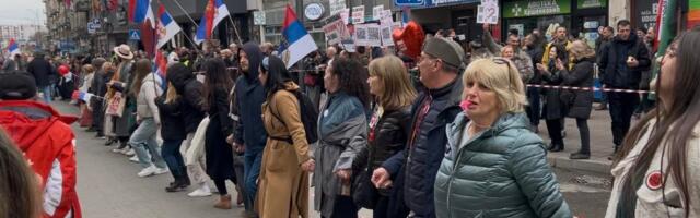 „Pumpadžijsko kolo“ u centru, šah ispred Narodnog pozorišta na protestu u Nišu