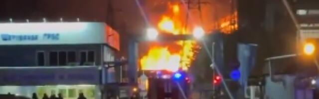 POGOĐENA JE, STRAVIČNI SNIMCI MOSKVE U PLAMENU! Putinova prestonica rešetana projektilima, požari bukte! (VIDEO)