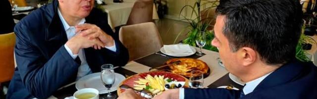 "JAKNU ĆU DA NOSIM NAREDNA 3 DANA, TOLIKO SAM SE SMRZAO..." Vučić: Sa Daletom sam svratio na čaj pa shvatio da su pečenica i pita sa sirom najbolji čajevi FOTO