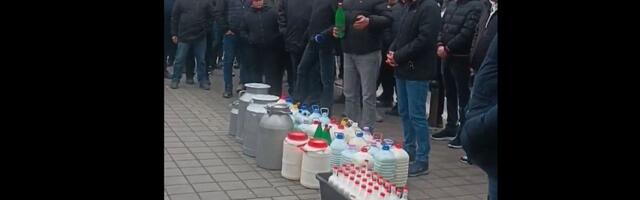 VIDEO Umesto da proliju: Farmeri u Kraljevu dele mleko građanima i u humanitarne svrhe