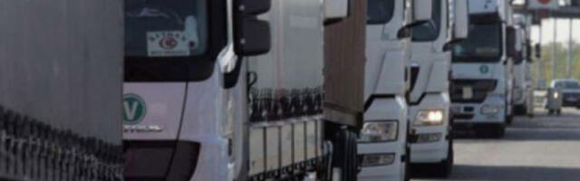 Теретњаци на Батровцима на излазу из Србије чекају седам сати