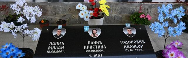 Tri godine tuge u Duboni i Malom Orašju: Porodice polažu vence, roditelji dece iz "Ribnikara" pružili podršku