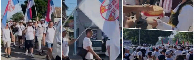 PO STAROM SRPSKOM OBIČAJU! Pogledajte kako su u Batajnici dočekani građani Novog Sada, Rume i Sremske Mitrovice koji peške stižu na skup u Beogradu (VIDEO)