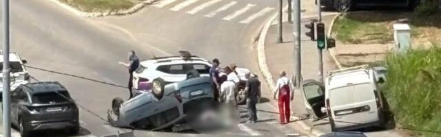 Jeziva saobraćajka na Čukarici: Žestok sudar dva vozila, jedno na krovu (FOTO/VIDEO)