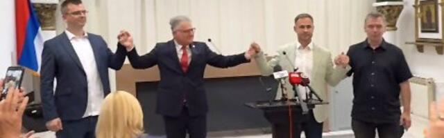 "Ringe-raja koalicija nastupa premijerno u vašem gradu"! Ovo su opozicionari koji se drže za ručice - Ovako to izgleda